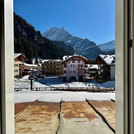 Central Apartment Canazei Appartement