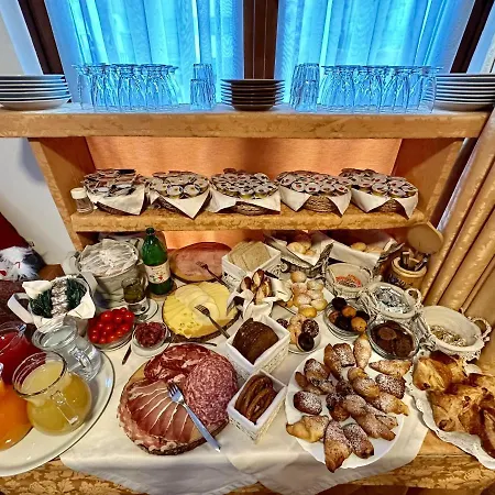 Central Apartment Canazei 卡纳泽伊