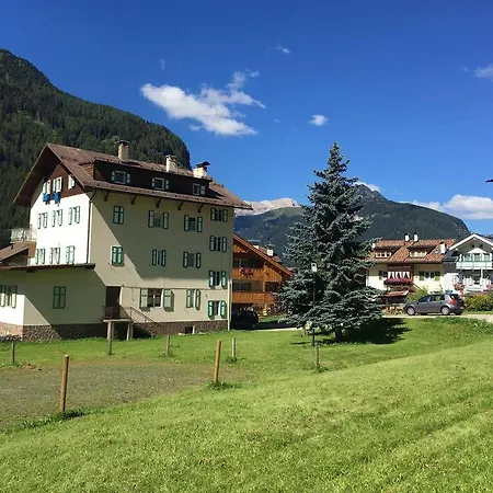 Central Apartment Canazei Appartement Canazei