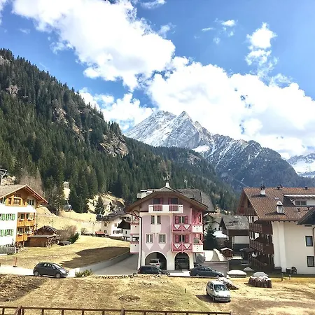 Central Apartment Canazei Appartement Canazei