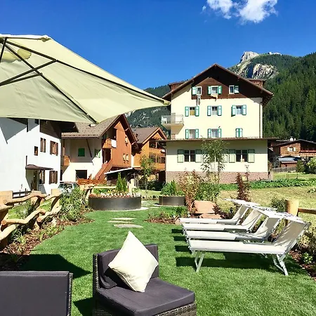 Central Apartment Canazei 卡纳泽伊